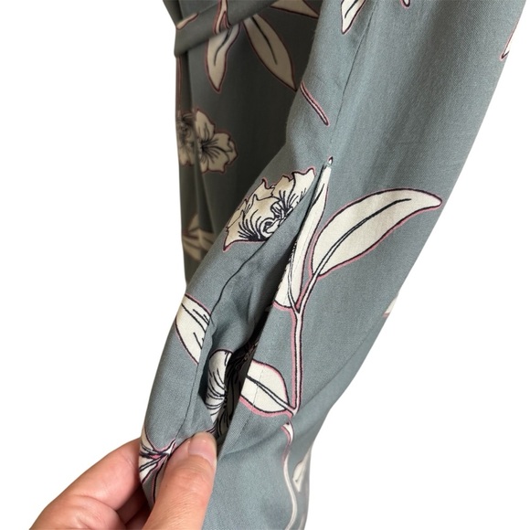Roxy Rivello With You Sleeveless Floral Wrap Dress Women’s Size S Gray Ruffle - Picture 7 of 13